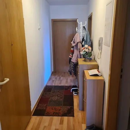 Privates Mit Balkon Und Uebernachtungsmoeglichkeit In Eine Wohngemeinschaft In Der Naehe Des Flughafens Leipzig,halle Apartament