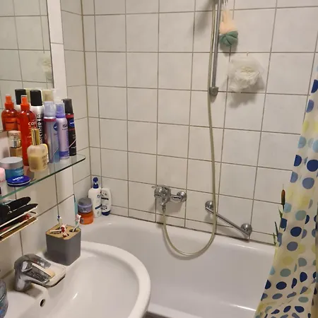 Διαμέρισμα Privates Mit Balkon Und Uebernachtungsmoeglichkeit In Eine Wohngemeinschaft In Der Naehe Des Flughafens Leipzig,halle