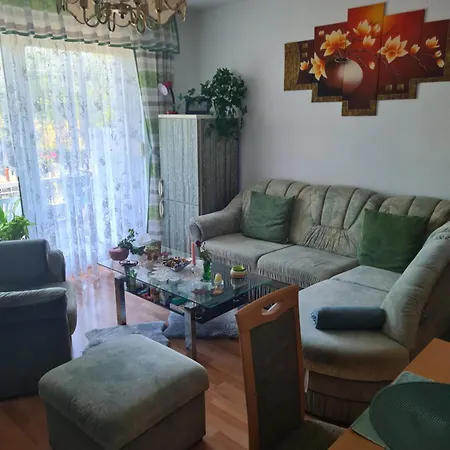 Privates Mit Balkon Und Uebernachtungsmoeglichkeit In Eine Wohngemeinschaft In Der Naehe Des Flughafens Leipzig,halle *