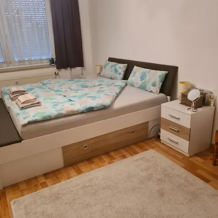 Apartament Privates Mit Balkon Und Uebernachtungsmoeglichkeit In Eine Wohngemeinschaft In Der Naehe Des Flughafens Leipzig,halle *