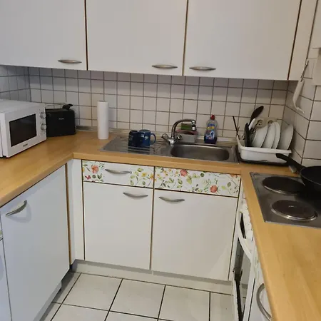 Privates Mit Balkon Und Uebernachtungsmoeglichkeit In Eine Wohngemeinschaft In Der Naehe Des Flughafens Leipzig,halle Apartament