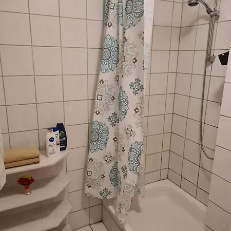 Privates Mit Balkon Und Uebernachtungsmoeglichkeit In Eine Wohngemeinschaft In Der Naehe Des Flughafens Leipzig,halle *