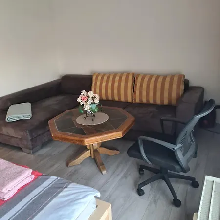 Privates Mit Balkon Und Uebernachtungsmoeglichkeit In Eine Wohngemeinschaft In Der Naehe Des Flughafens Leipzig,halle Apartament