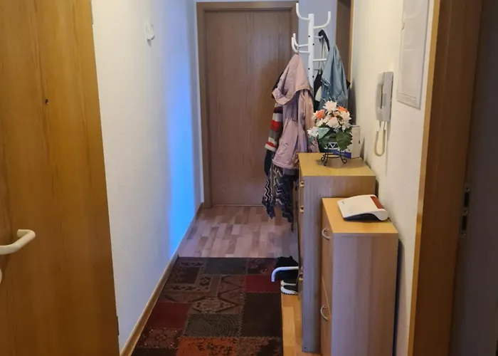 Privates Mit Balkon Und Uebernachtungsmoeglichkeit In Eine Wohngemeinschaft In Der Naehe Des Flughafens Leipzig,halle Apartment