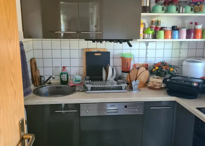 Privates Mit Balkon Und Uebernachtungsmoeglichkeit In Eine Wohngemeinschaft In Der Naehe Des Flughafens Leipzig,halle Apartment *