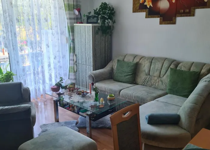 Privates Mit Balkon Und Uebernachtungsmoeglichkeit In Eine Wohngemeinschaft In Der Naehe Des Flughafens Leipzig,halle *