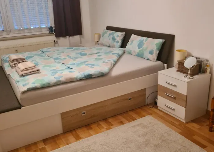 Apartment Privates Mit Balkon Und Uebernachtungsmoeglichkeit In Eine Wohngemeinschaft In Der Naehe Des Flughafens Leipzig,halle *