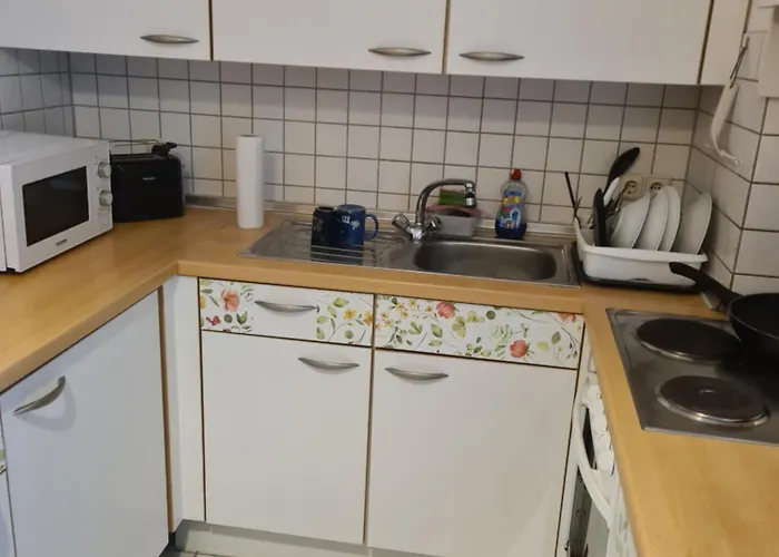 Privates Mit Balkon Und Uebernachtungsmoeglichkeit In Eine Wohngemeinschaft In Der Naehe Des Flughafens Leipzig,halle Apartment