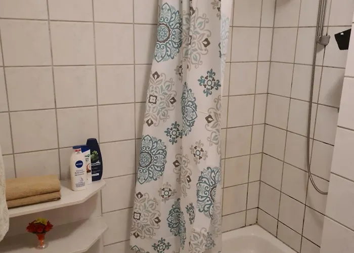 Privates Mit Balkon Und Uebernachtungsmoeglichkeit In Eine Wohngemeinschaft In Der Naehe Des Flughafens Leipzig,halle *